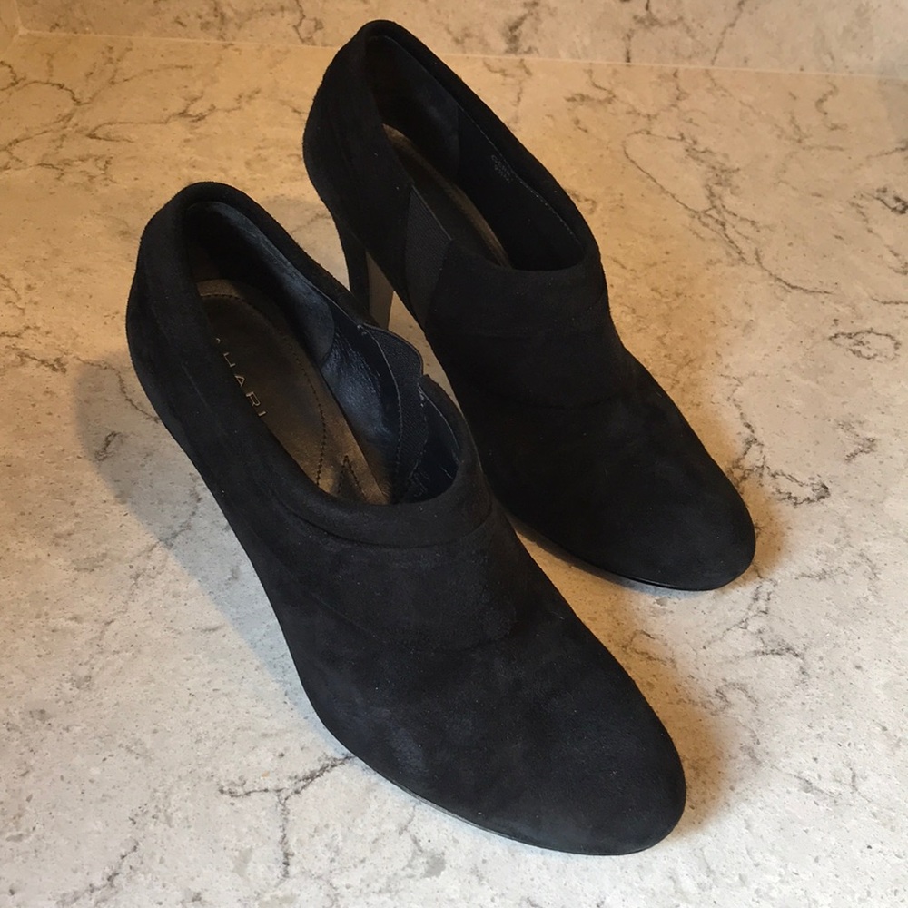 Tahari heeled black suede bootie shoes